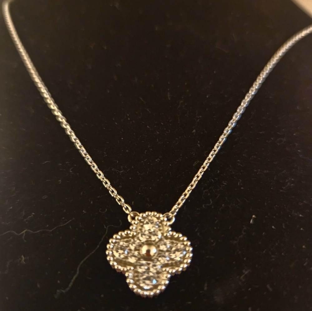 Clover Necklace.Stainels Steel Hupoallergenic. Moissanite. New popular design - Picture 8 of 15